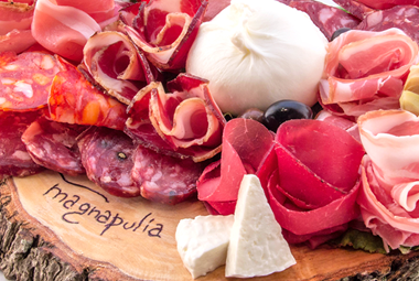 tagliere di salumi con bufalina pugliese