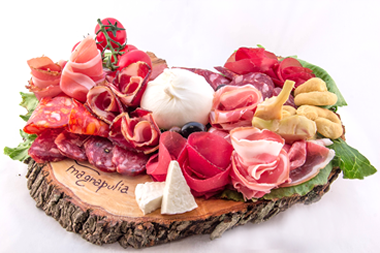 salame di cinghiale locale, olive, burratina solo da magnapulia