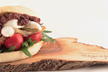 Paposcia con pomodorini rucola e patè di olive