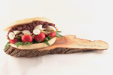 Panino su tagliere tipico pugliese di magnapulia